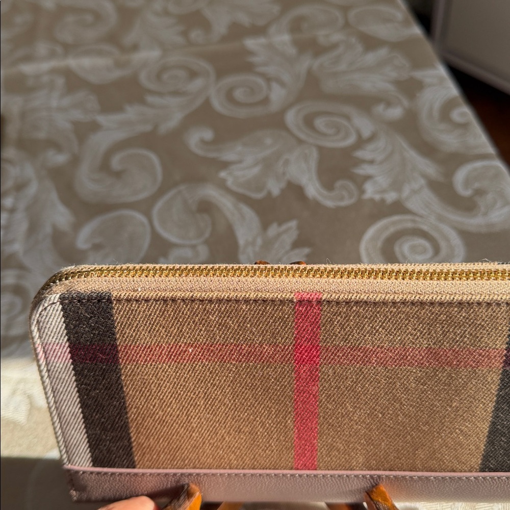 Burberry NEW with original tags, plaid full zip around wallet! $690 Retail - Picture 3 of 16